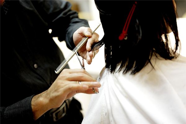 梦见剪头发了是什么预兆 梦见剪头发了是什么预兆