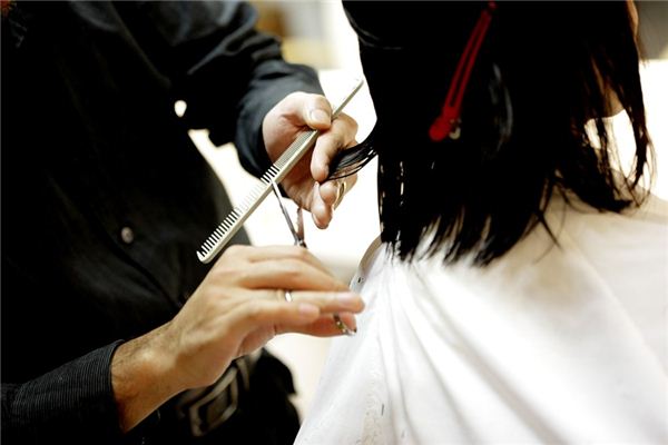 梦见给别人剪头发是什么预兆 梦见给别人剪头发是什么预兆